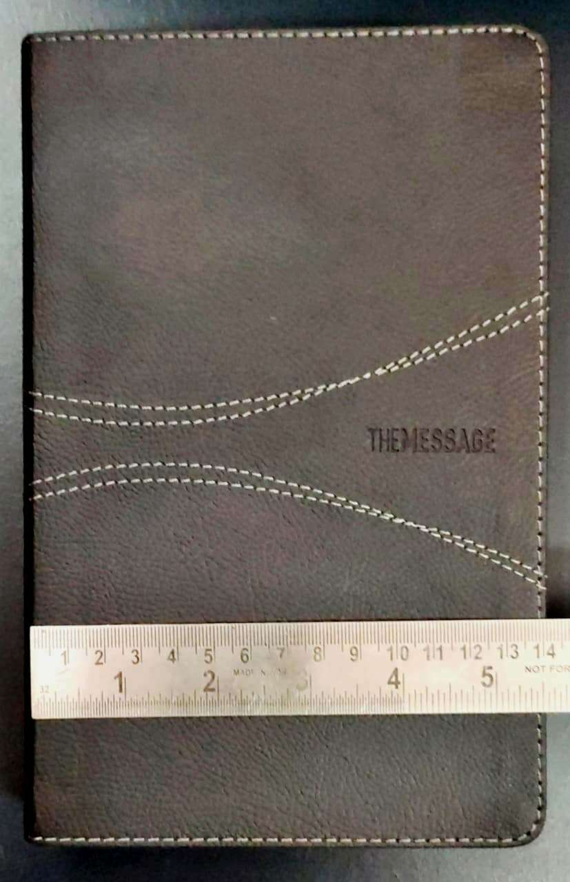 The Message Bible: Personal Size Edition - Black Wave Leather-Look Cover (ISBN: 9781631465284)