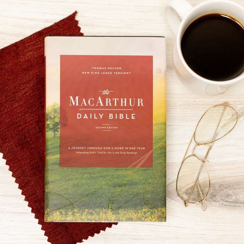 NKJV The MacArthur Daily Bible, 2nd Edition: Hardbound Personal Size