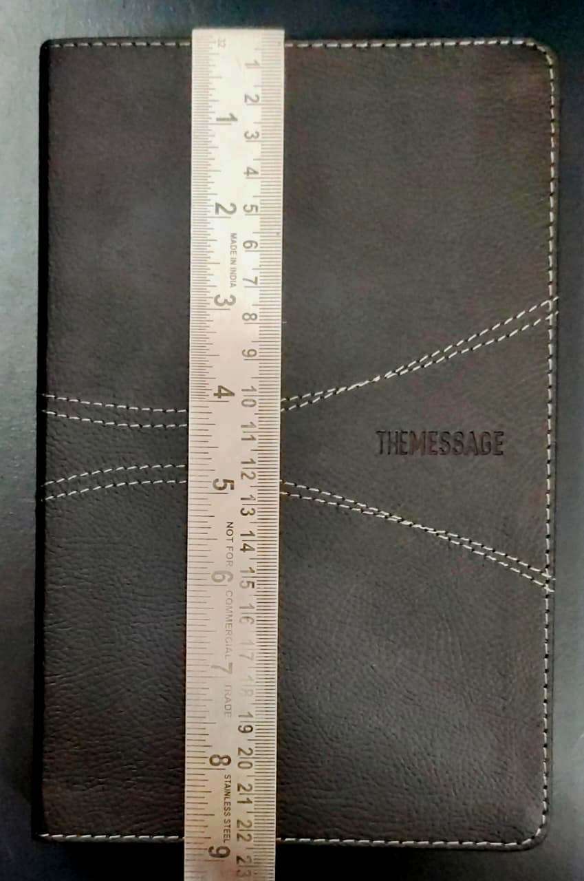 The Message Bible: Personal Size Edition - Black Wave Leather-Look Cover (ISBN: 9781631465284)