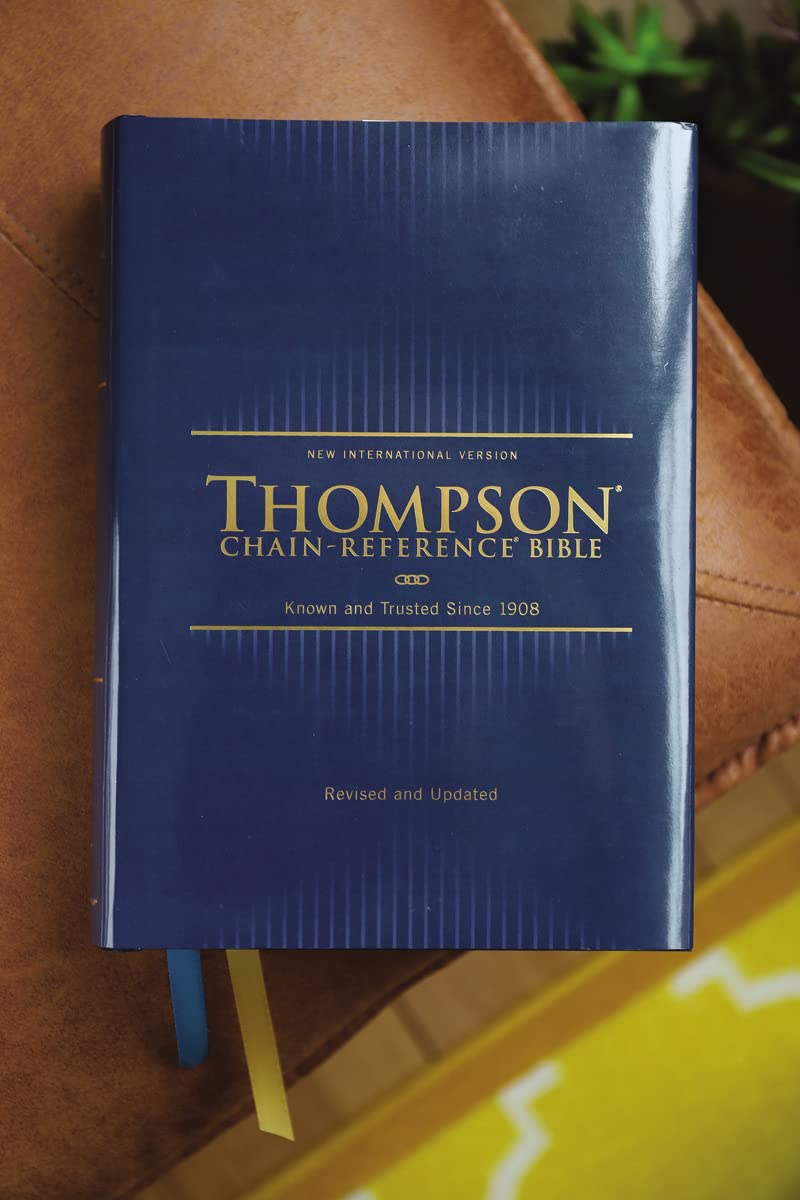 Thompson Chain-Reference Bible, Hardcover, Red Letter: , NKJV, KJV, ESV, NIV, Red Letter Hardcover – Import,