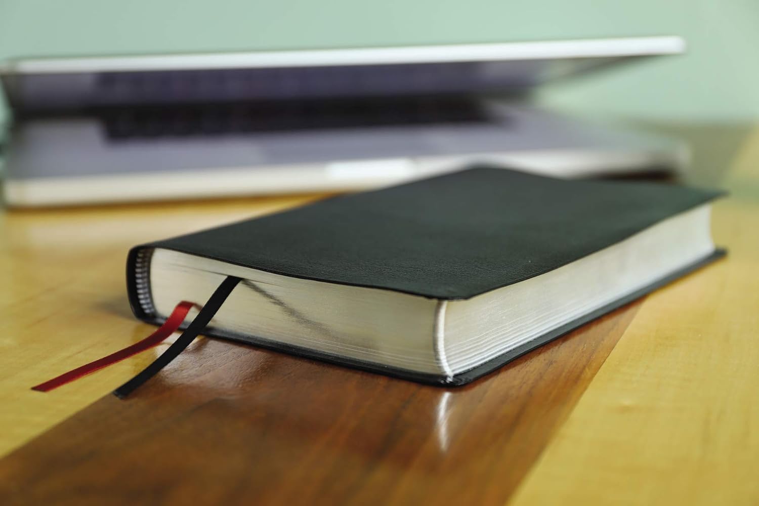 New International Version Thinline Reference Bible, black bonded leather, Comfort Print edition