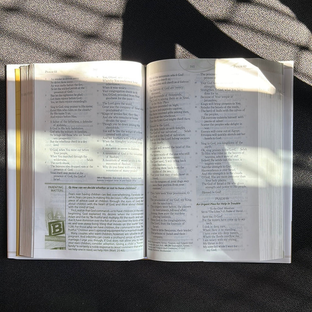 NKJV, FamilyLife Marriage Bible, Hardcover: Equipping Couples for Life (Bible Nkjv) Hardcover