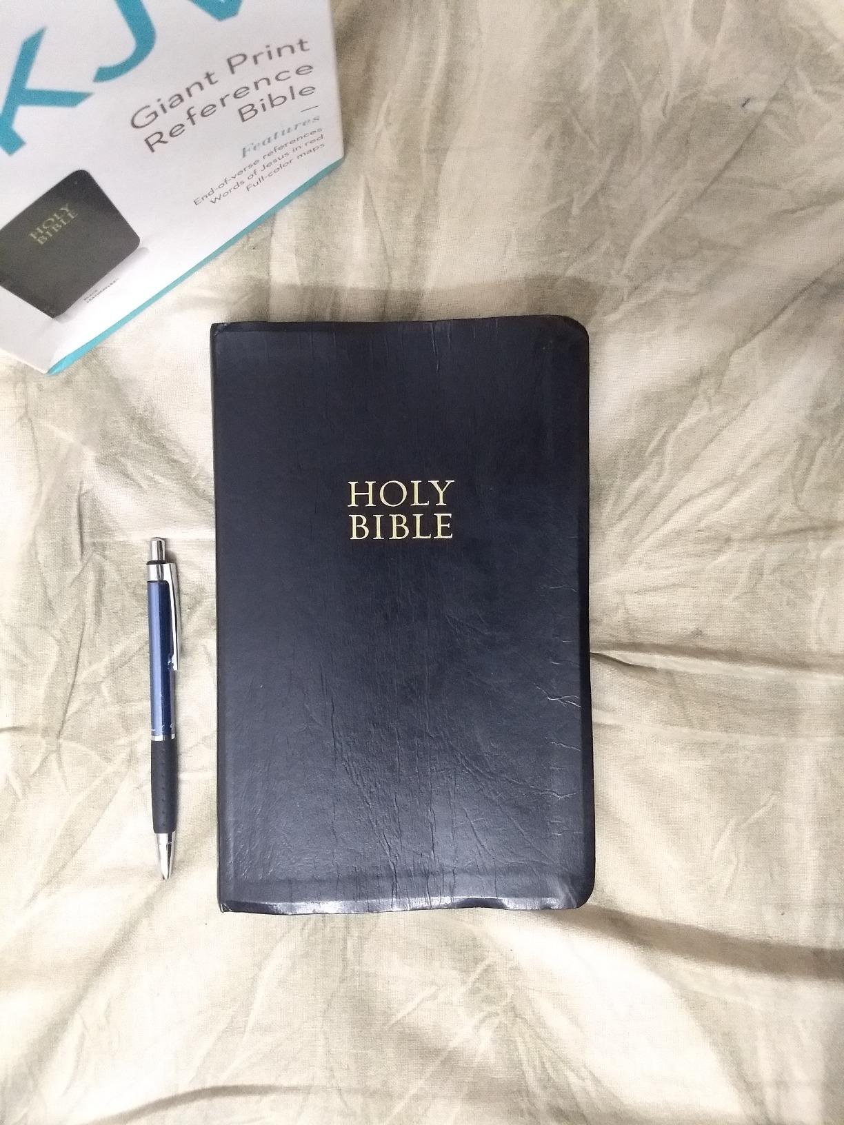 NKJV, Reference Bible, Personal Size, Giant Print, Leathersoft, Black, Red Letter Edition