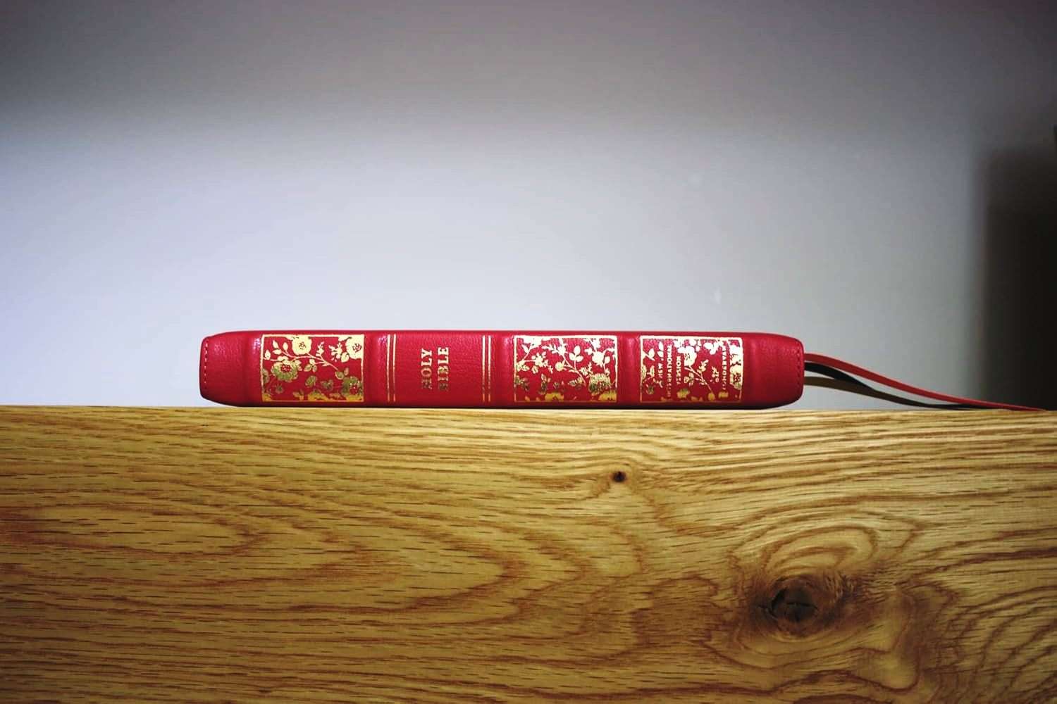 Premier Collection: NIV Thinline Bible - Premium Goatskin Leather, Coral Pink Edition (ISBN: 9780310460862)