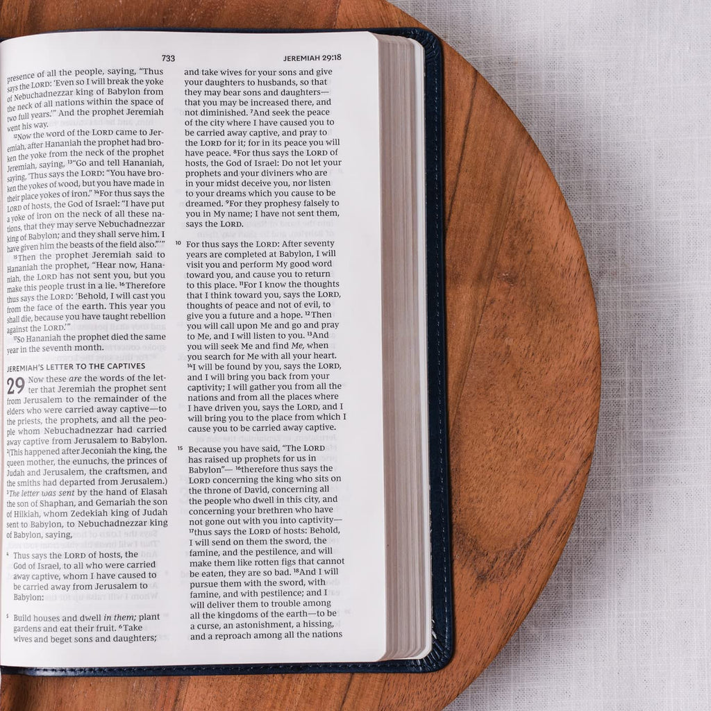 NKJV Value Thinline Bible Large Print Imitation Leather Black Red Letter Edition