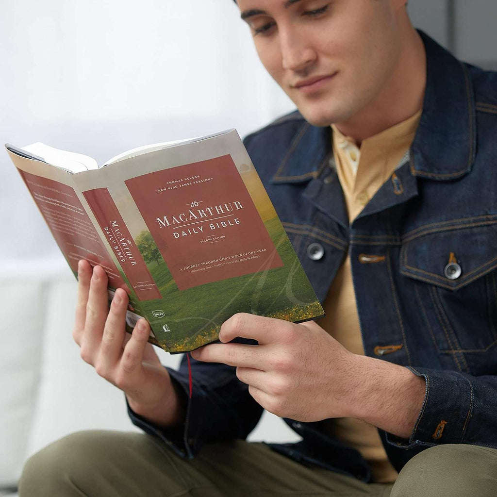 NKJV The MacArthur Daily Bible, 2nd Edition: Hardbound Personal Size