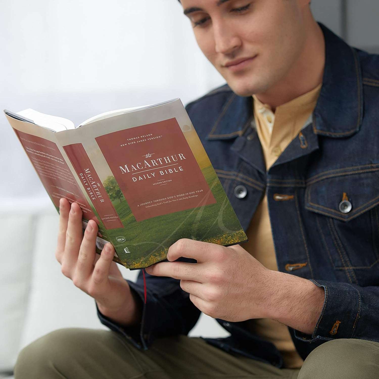 NKJV The MacArthur Daily Bible, 2nd Edition: Hardbound Personal Size