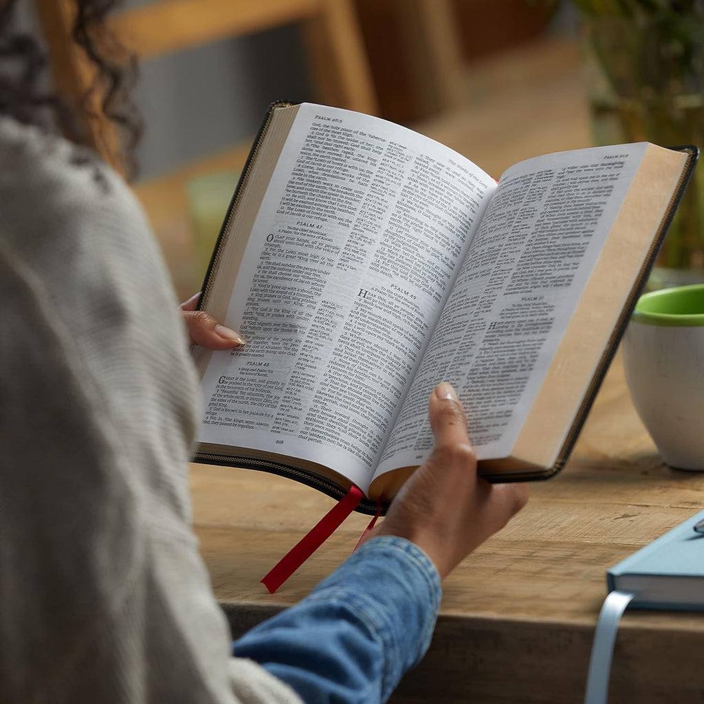 KJV, Thinline Reference Bible, Bonded Leather, Burgundy, Thumb Indexed, Red Letter, Comfort Print: Holy Bible, King James Version Bonded Leather – Import