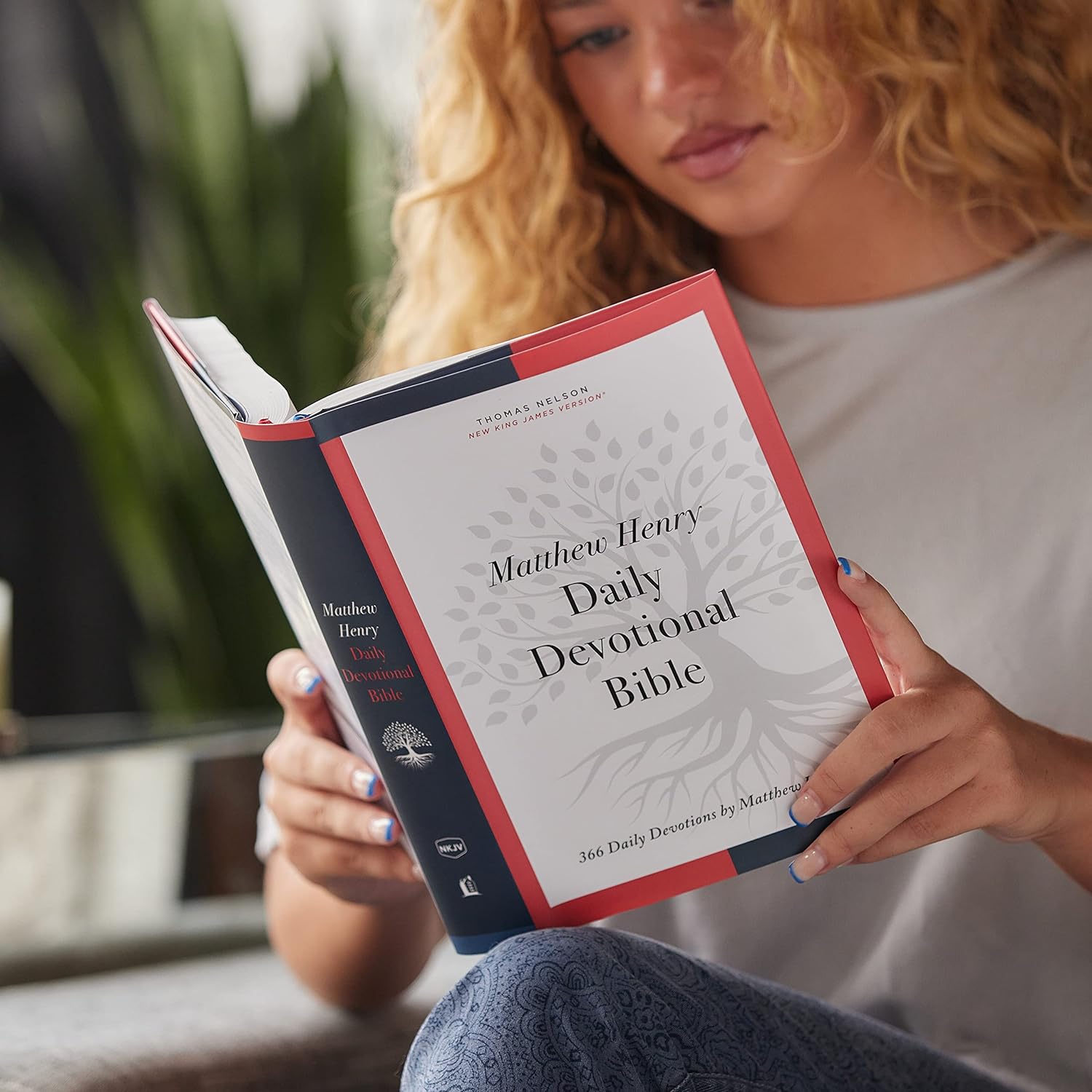 NKJV Matthew Henry Daily Devotional Bible, Hardcover, Red Letter Edition with 366 Daily Devotions