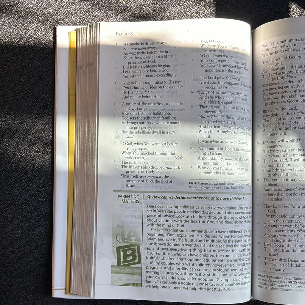 NKJV, FamilyLife Marriage Bible, Hardcover: Equipping Couples for Life (Bible Nkjv) Hardcover