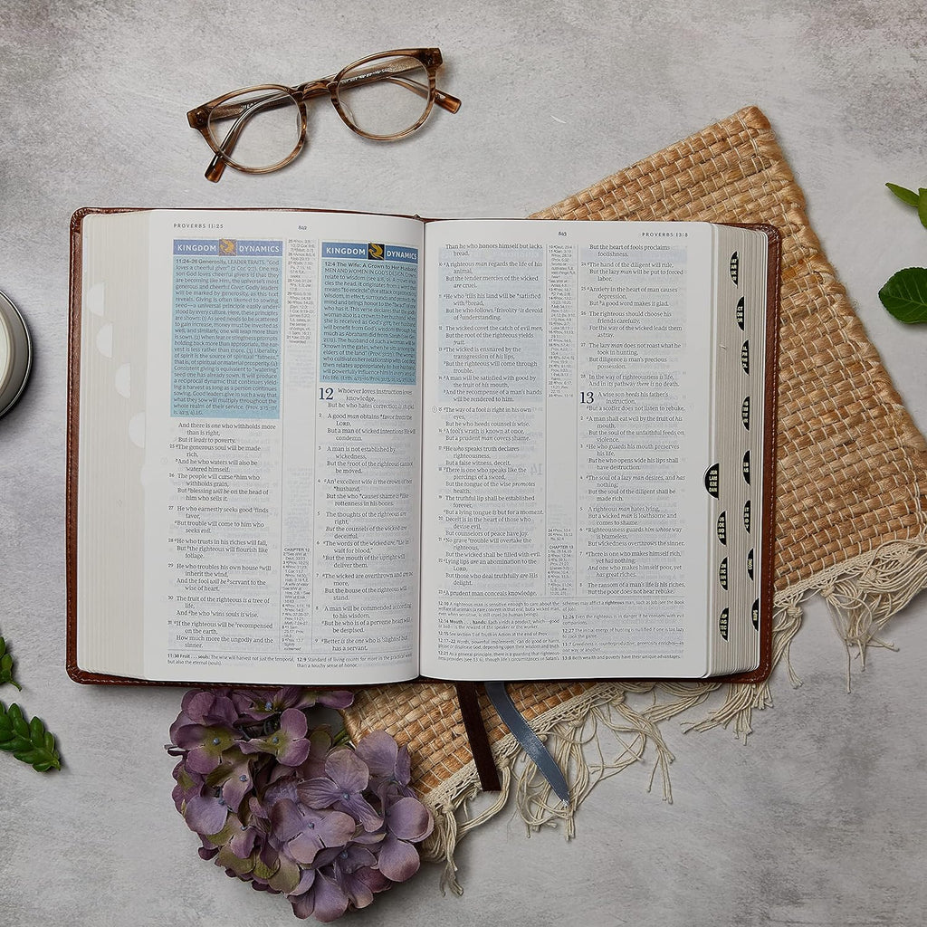 NKJV, Spirit-Filled Life Bible, Third Edition, Genuine Leather, Black, Thumb Indexed, Red Letter, Comfort Print: Kingdom Equipping Through the Power of the Word Leather Bound – Import,