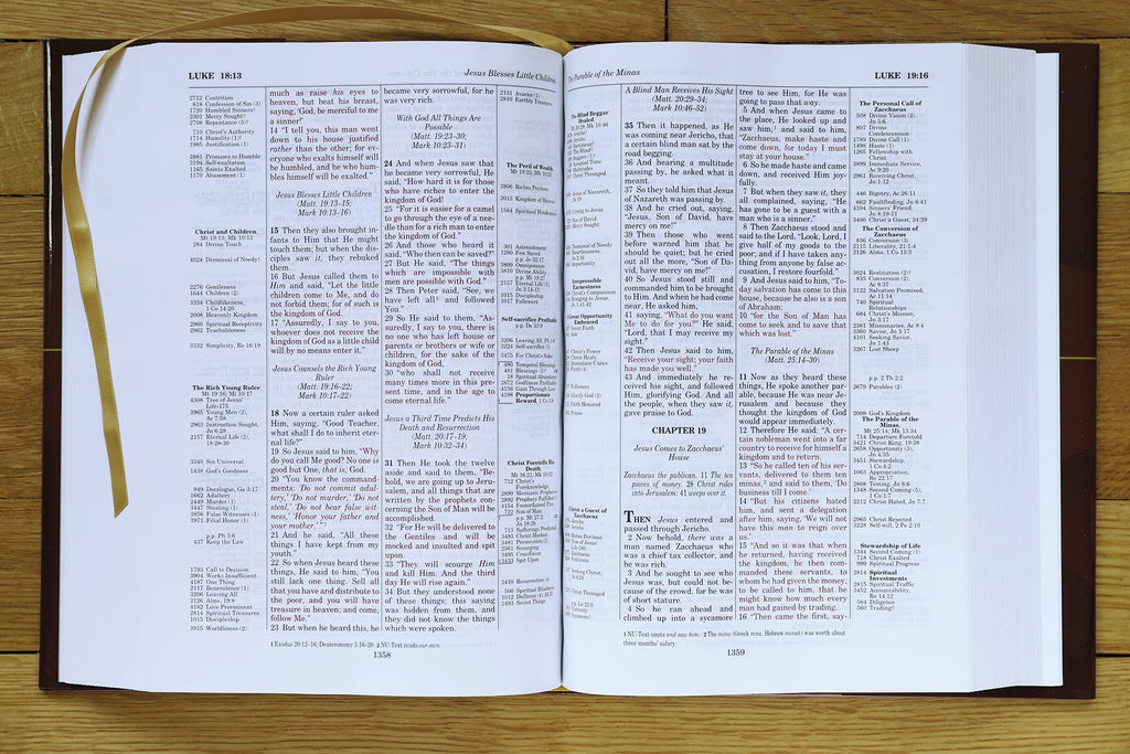 Thompson Chain-Reference Bible, Hardcover, Red Letter: , NKJV, KJV, ESV, NIV, Red Letter Hardcover – Import,
